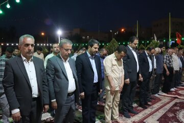 اقامه نماز مدیران ارشد همدان در فضای باز بارگاه امامزاده عبدالله