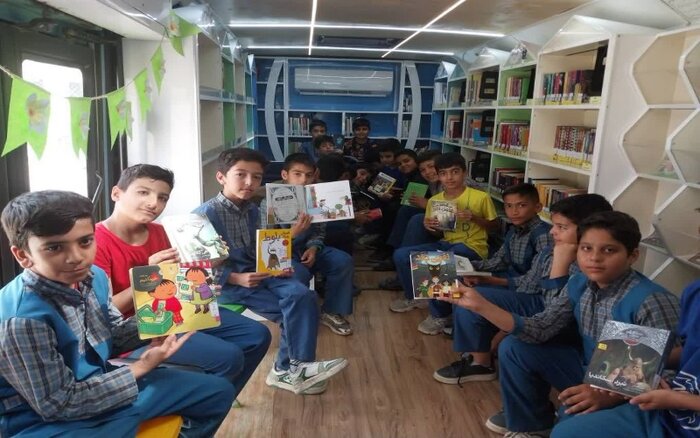 بهرهمندی ۵۱۰۰ نفر از خدمات کتابخانه سیار اتوبوسی شاهرود + فیلم