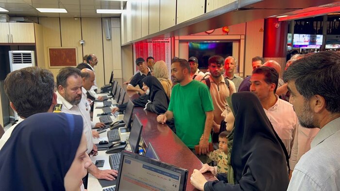 بازدید شبانه وزیر راه از ترمینال جنوب تهران/ سامانههای غیرمجاز و متخلف مسدود شوند