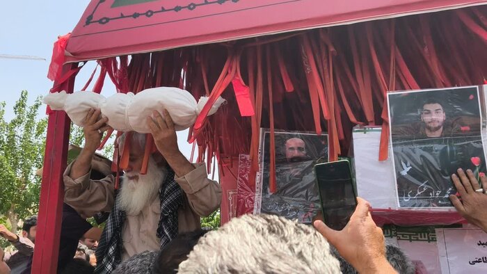 پیکر مطهر ۱۱ شهید تجاوزات دشمن صهیونیست در اصفهان تشییع شد