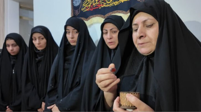 اهدای انگشتر متبرک رهبر معظم انقلاب اسلامی به خانواده شهید شایان فرد در زاهدان