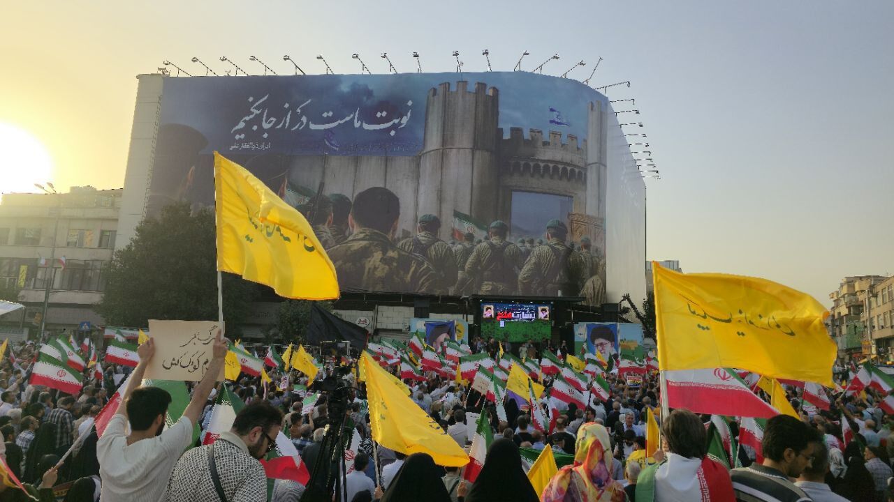 آغاز تجمع سراسری حمایت از عملیات بشارت فتح در میدان انقلاب تهران+فیلم