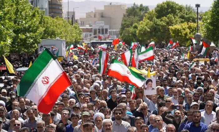 استوار چون سرو؛ جاری چون رود