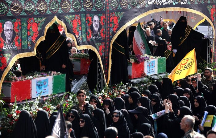 سی‌ان‌ان: جمعیت عزاداران تهران یاد ۶۰ جان‌باخته جنگ ۱۲ روزه را گرامی داشتند