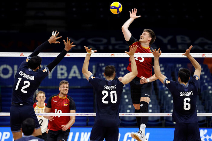 اتفاق عجیب برای تیم ملی والیبال؛ چرا روی پرچم ایران، برچسب زده شد؟