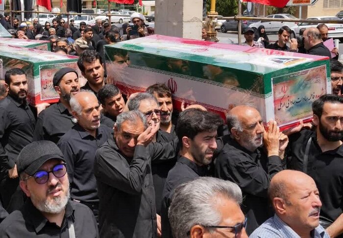 وداع با ۷ عضو خانواده دانشمند هسته‌ای شهید ارمکی در بهشت زهرا (س)+ فیلم