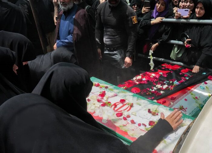 وداع با ۷ عضو خانواده دانشمند هسته‌ای شهید ارمکی در بهشت زهرا (س)+ فیلم