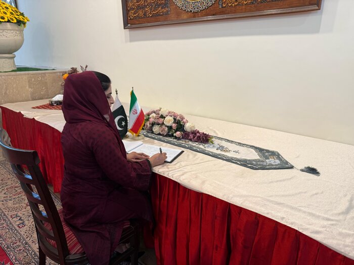 ادای احترام شخصیتهای پاکستانی و دیپلماتهای خارجی به شهدای اقتدار ایران در اسلامآباد