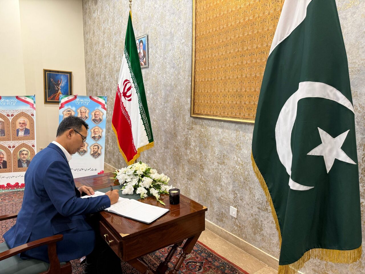 ادای احترام شخصیتهای پاکستانی و دیپلماتهای خارجی به شهدای اقتدار ایران در اسلامآباد