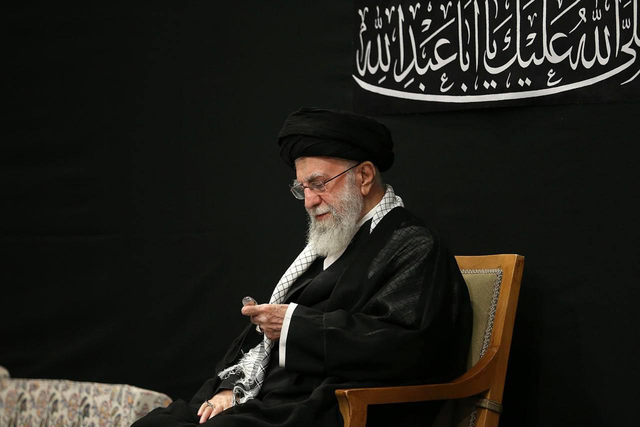 مراسم عزاداری شب عاشورای حسینی علیهالسلام با حضور مقام معظم رهبری برگزار شد