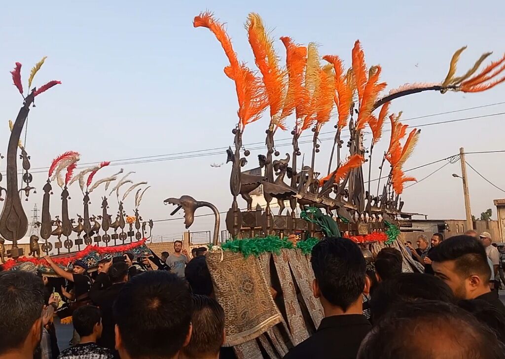 «سلام‌دهی عَلَم‌ها» در گرمسار جلوه‌ای از وحدت و ارادت حسینی + فیلم