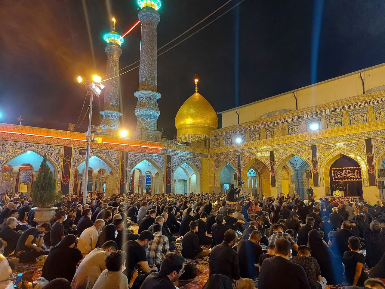 فیلم| شور حسینی در قبله تهران؛ شب عاشورا با نوای یا حسین در حرم سیدالکریم