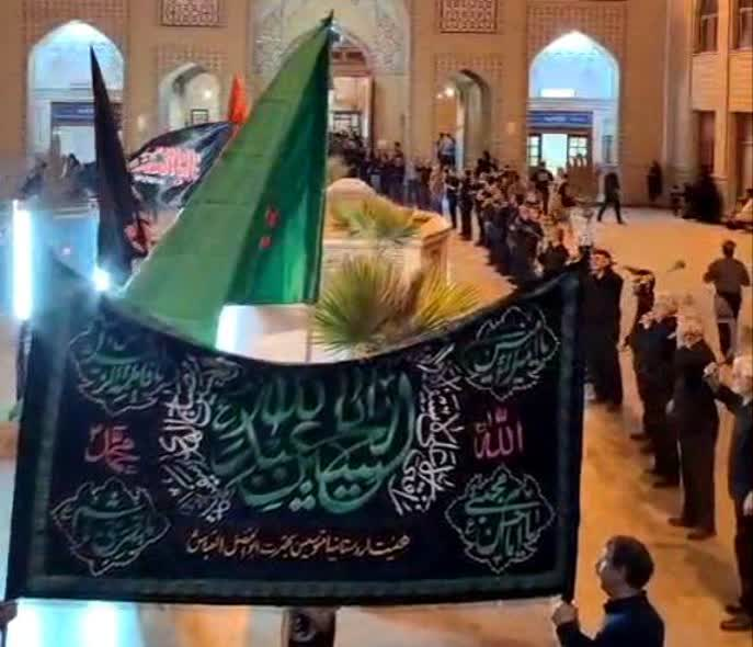 فیلم| شور حسینی در قبله تهران؛ شب عاشورا با نوای یا حسین در حرم سیدالکریم