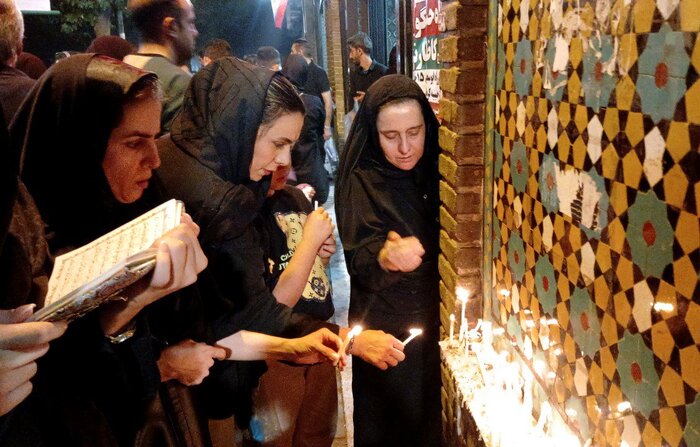 شمع‌های روشن؛ روایت شام غریبان کربلا در آستان امامزاده سید ناصرالدین + فیلم