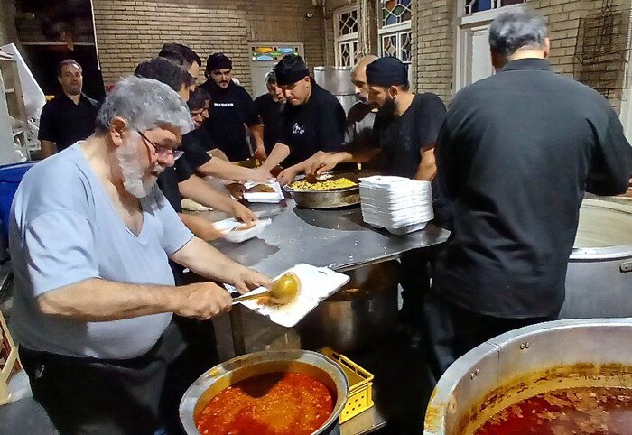 شمع‌های روشن؛ روایت شام غریبان کربلا در آستان امامزاده سید ناصرالدین + فیلم