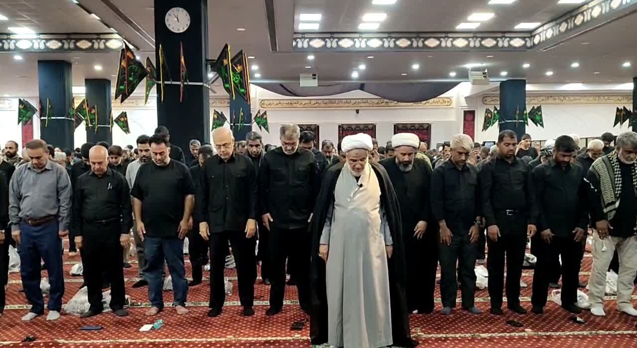 اقامه نماز ظهر عاشورا در بندرعباس جلوه‌ای‌ از اهمیت‌ عبادت‌ در شرایط دشوار + فیلم
