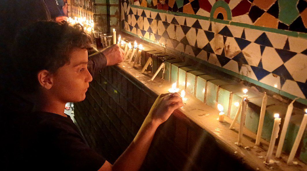 شمع‌های روشن؛ روایت شام غریبان کربلا در آستان امامزاده سید ناصرالدین + فیلم