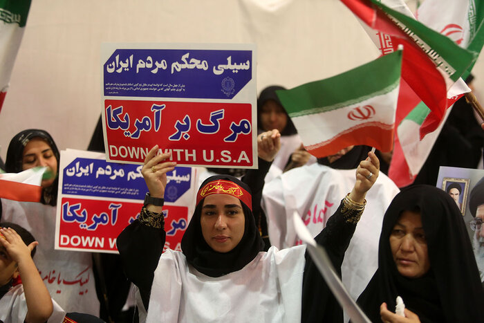 همایش رهروان زینبی در حرم حضرت معصومه(س) برگزار شد برگزاری همایش رهروان زینبی در قم/تاکید بر دفاع از حق و مقابله با باطل