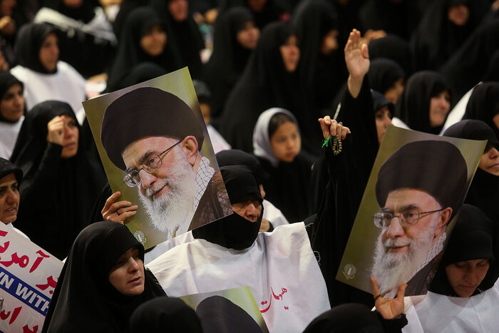 برگزاری همایش رهروان زینبی در قم/تاکید بر دفاع از حق و مقابله با باطل