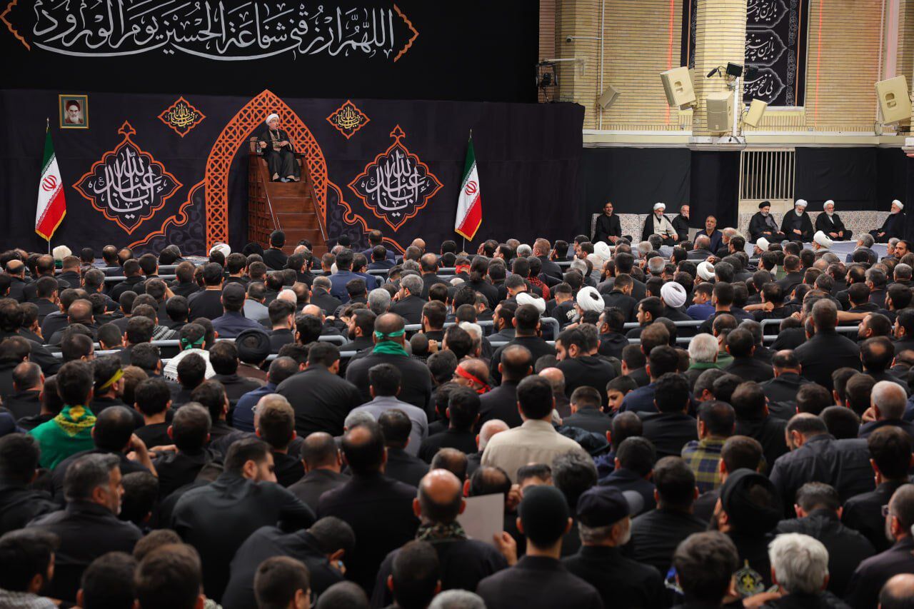 آخرین شب مراسم عزاداری حضرت اباعبدالله الحسین (علیهالسلام) در حسینیه امام خمینی (ره) آخرین شب مراسم عزاداری حضرت اباعبدالله الحسین (علیهالسلام) در حسینیه امام خمینی (ره)