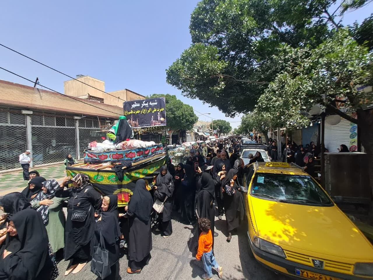 آیین نمادین تشییع ۷۲ شهید کربلا در قزوین/ زنان در سوگ امام حسین (ع)