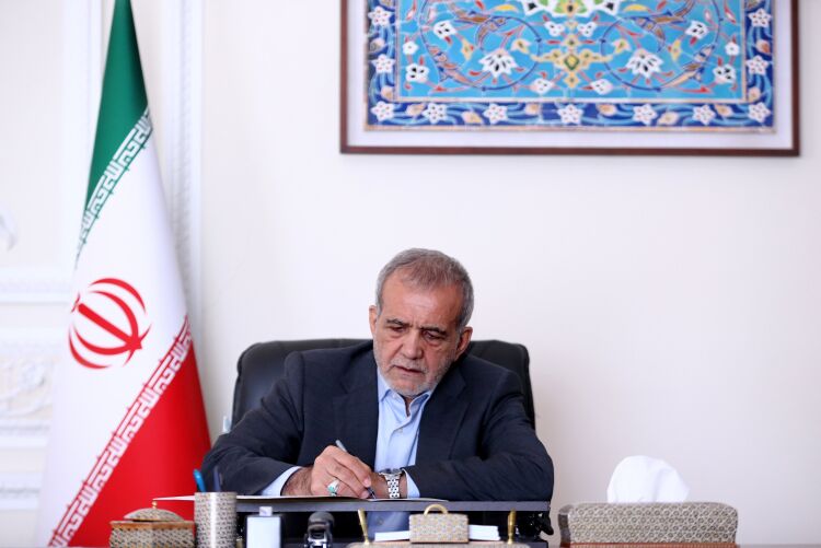 پزشکیان: پرستاران در جنگ ۱۲ روزه برگ زرین دیگری بر دفتر خاطرات سلامت کشور افزودند