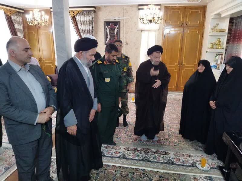 دیدار امام جمعه خرمآباد با خانواده شهدای جنگ ۱۲ روزه در بروجرد