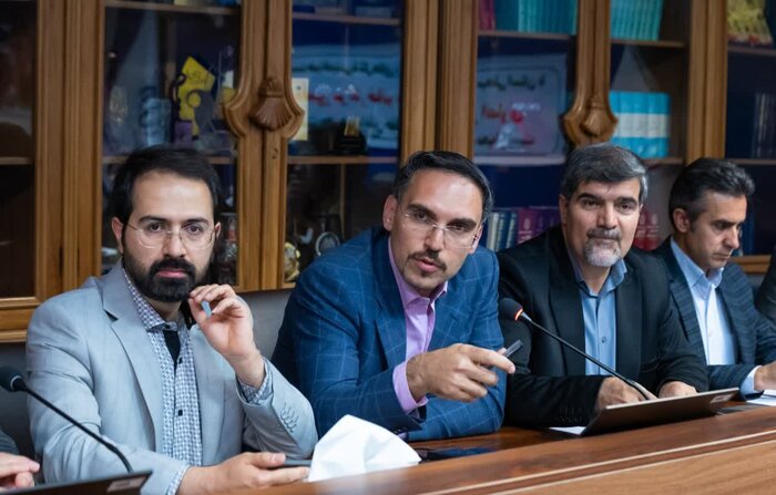 چالش‌های محیط زیست مرکزی؛ از تقدیم گلدان گل تا سکوت در برابر بحران‌ها