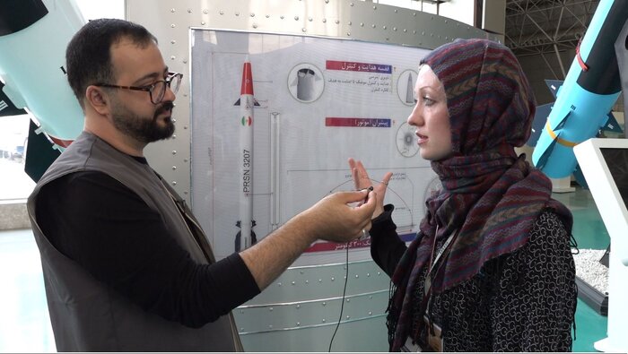 خبرنگار آمریکایی: همبستگی و پایداری، رمز موفقیت مردم ایران علیه صهیونیسم و امپریالیسم است