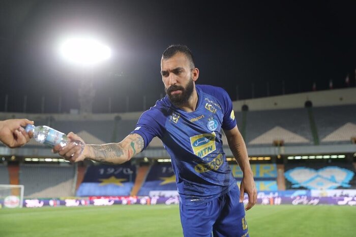 چشمی: دوست دارم هافبک دفاعی باشم؛ به بازیکنان استقلال شوک دادم!