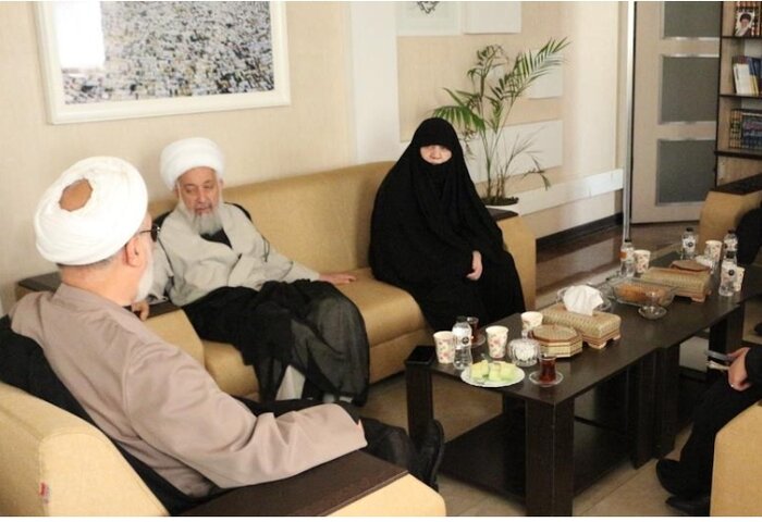 معاون وزیر فرهنگ با خانواده دو شهید قرآنی جنگ ۱۲ روزه دیدار کرد