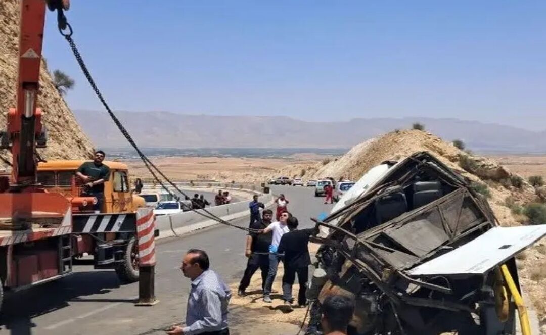 بیاحتیاطی راننده و تخلفات شرکت مسافربری، علت سانحه اتوبوس محور فیروزآباد- کوار اعلام شد