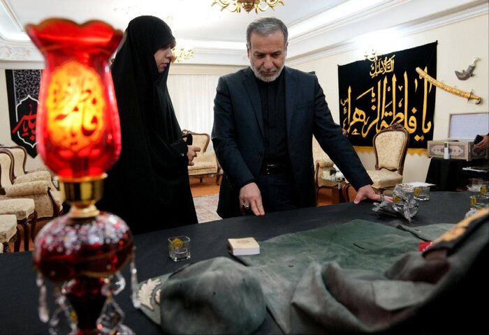 دیدار وزیر امور خارجه با خانوادههای سرداران شهید سلامی و حاجی زاده