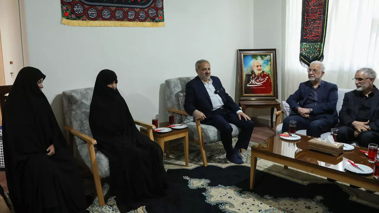 وزیر کشور با خانواده شهیدان حاجیزاده و کاظمی دیدار کرد