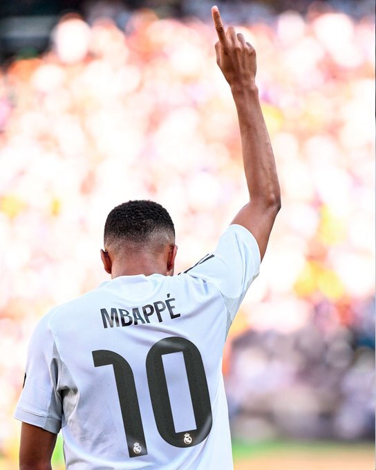 پیراهن یک استقلالی به امباپه رسید