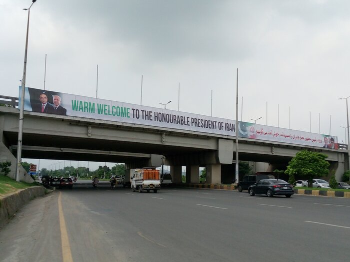 پایتخت پاکستان، مزین به تصاویر رهبر معظم انقلاب و رئیس جمهور شد + عکس