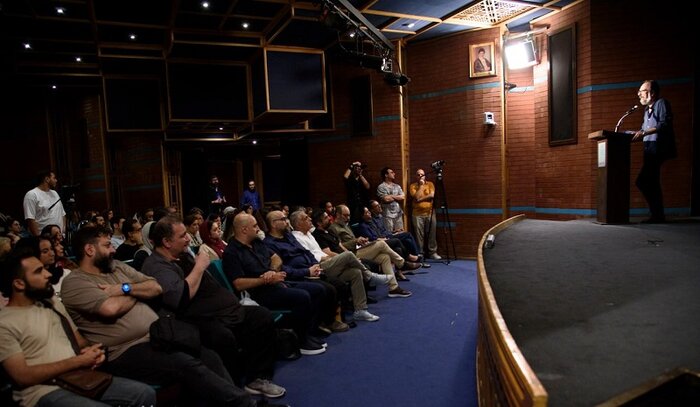 مانی حقیقی: برای ایجاد سوال، فیلم میسازم