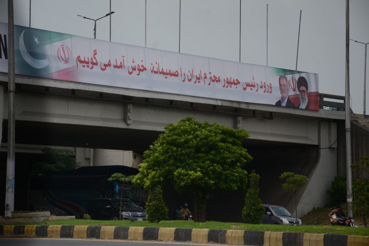 پایتخت پاکستان، مزین به تصاویر رهبر معظم انقلاب و رئیس جمهور شد + عکس