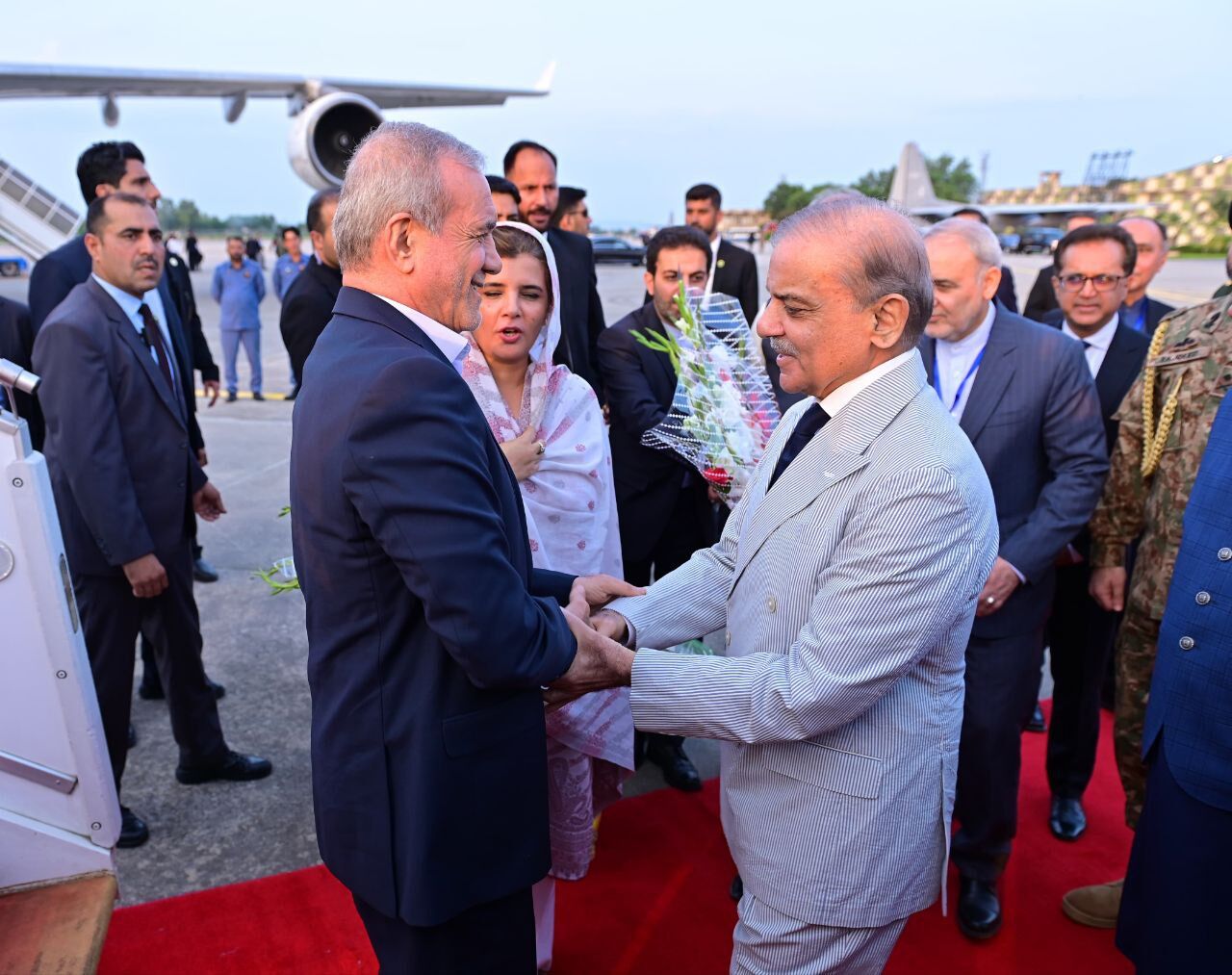 پزشکیان با استقبال نخست وزیر پاکستان وارد اسلامآباد شد