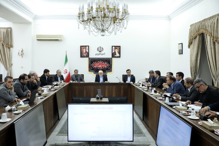 عارف: باید با شجاعت خطرپذیری تصمیمات و اقدامات جدید را بپذیریم