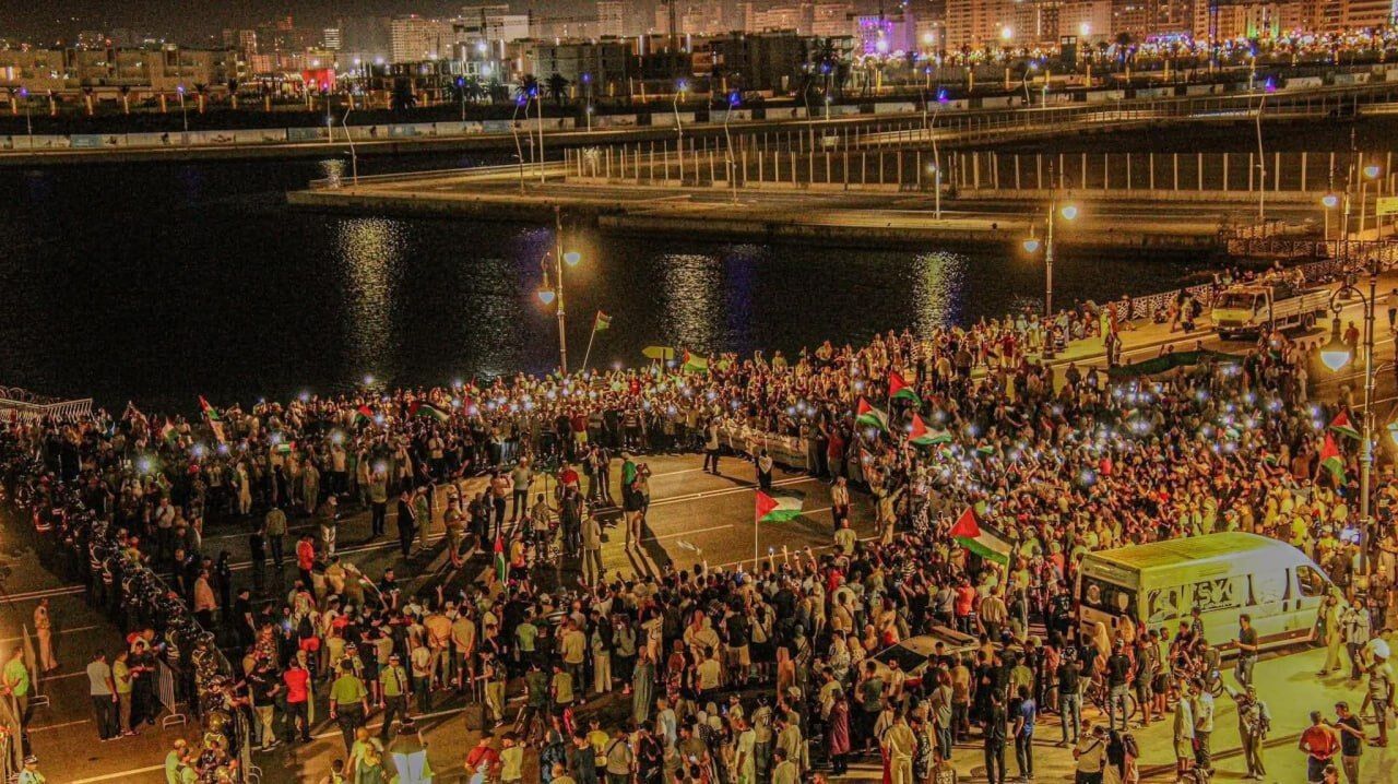 اعتراض هزاران نفر از مردم مغرب به پهلوگرفتن کشتیهای رژیم صهیونیستی + فیلم اعتراض هزاران نفر از مردم مغرب به پهلوگرفتن کشتیهای رژیم صهیونیستی + فیلم