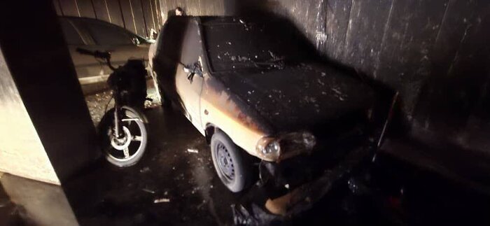 آتش سوزی مجتمع مسکونی در تهران، سه خودرو در آتش سوخت و ۱۴ نفر نجات یافتند