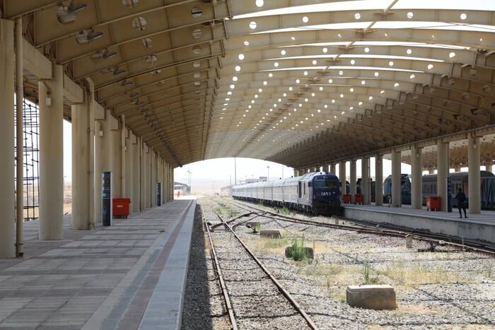 آغاز موج ریلی سفر زائران اربعین/ ۴ قطار به طور همزمان وارد کرمانشاه شد