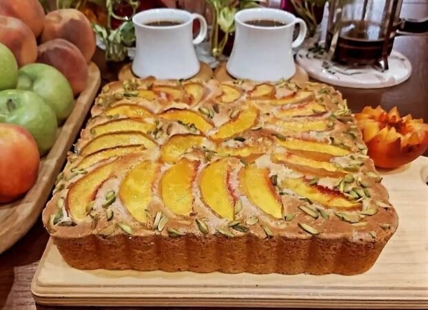 طرز تهیه کیک هلو خانگی با طعمی لذیذ برای عصرهای تابستان