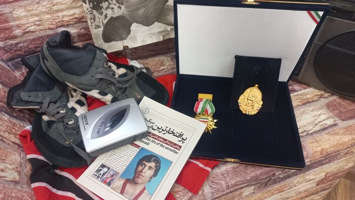 دبیر: زندگینامه قهرمانان الگویی برای نسلهای آینده است