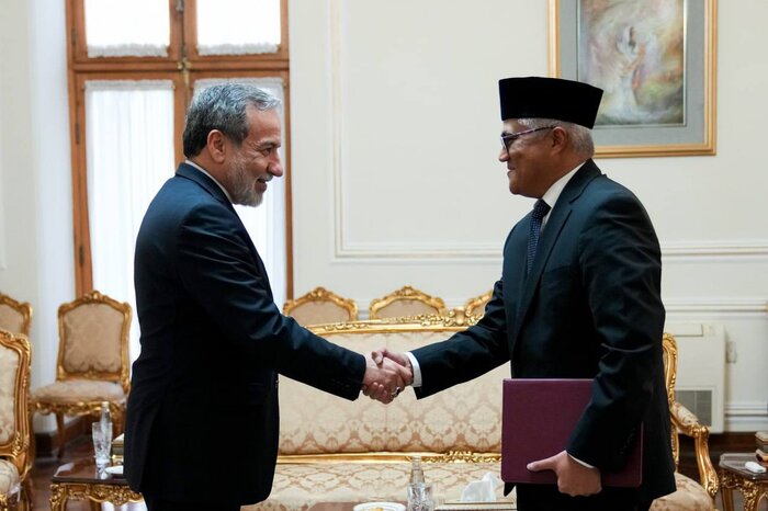 تقدیم رونوشت استوارنامه سفرای جدید سوئیس و اندونزی به عراقچی