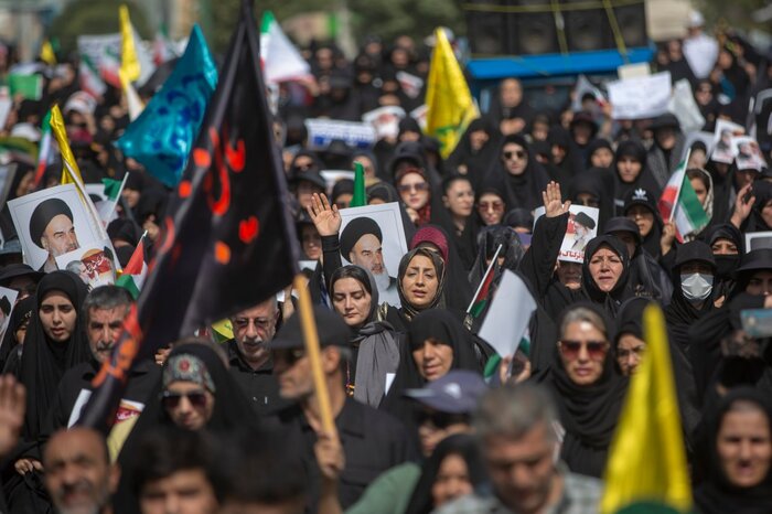 شور حسینی در کرمانشاه؛ جاماندگان اربعین با گام‌هایی استوار رهسپار گلزار شهدا شدند