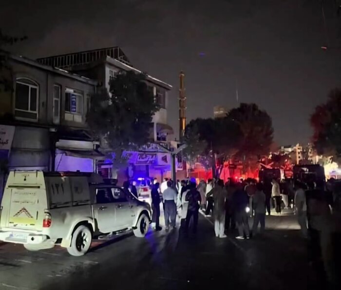 آتشسوزی پاساژ آشنا در سنندج مهار شد/ ۲۰ مغازه در آتش سوخت