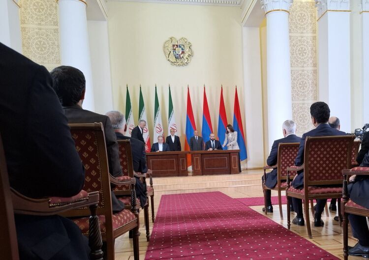 Iran and Armenia sign key cooperation documents