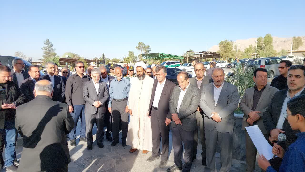 وزیر علوم تحقیقات و فناوری به مقام شامخ شهدای اصفهان ادای احترام کرد